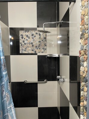 Een douche, een haardroger, handdoeken, zeep