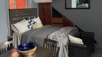 1 habitación, caja de seguridad en la habitación y escritorio