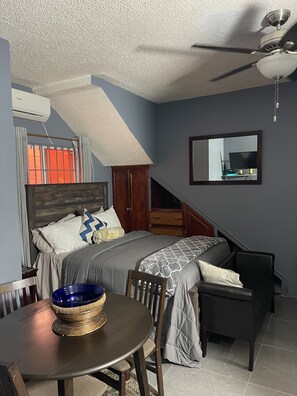 1 habitación, caja de seguridad en la habitación y escritorio
