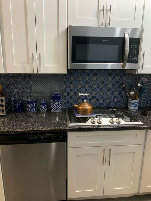 Refrigerador, microondas, horno y parrilla de estufa 