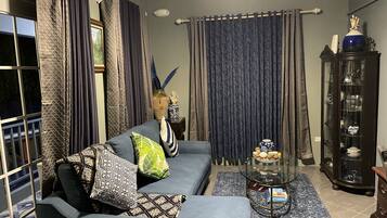 Smart TV, libros, estéreo y impresora