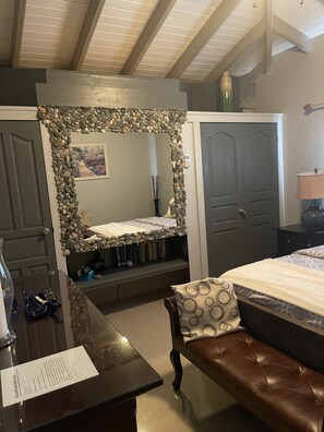 2 bedrooms, in-room safe, desk, iron/ironing board