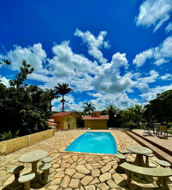 Una piscina al aire libre