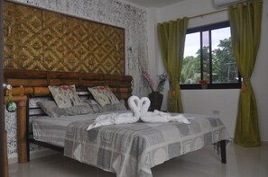 Nice View Room with Private Bathroom | Hypo-allergenic bedding, in-room safe, individually decorated - Verano Guest House Bohol (Tagbilaran)