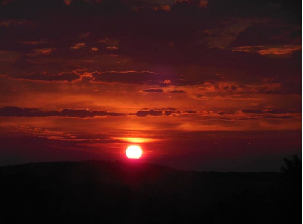 Un coucher de soleil sur un paysage montagneux.