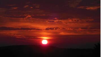 Un coucher de soleil sur un paysage montagneux.