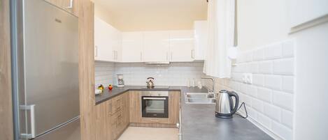 Refrigerador, microondas, horno, placa de cocina