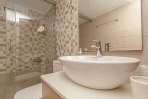 Combined shower/tub, hair dryer, towels, soap
