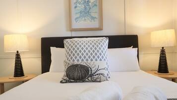 3 makuuhuonetta, työpöytä, silitysrauta/-lauta, vauvan matkasänky