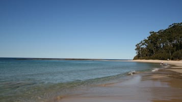 Ranta lähistöllä, aurinkotuoleja