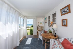 Interior - Original 1950's beach cottage (Mollymook)