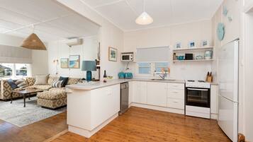 Täysikokoinen jääkaappi, mikroaaltouuni, uuni, liesi