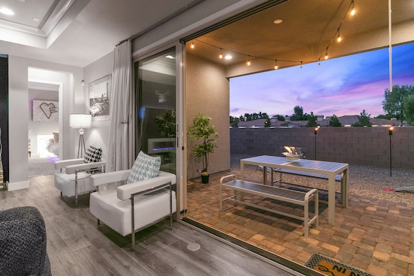 Outdoor dining - Jackpot! NEW | UltraMod | Close2Strip | UltraLuxe Vegas Home 4BigGroups| KingBed (Las Vegas)