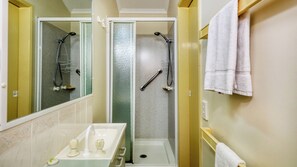 Camera doppia | Bagno | Doccia, asciugamani