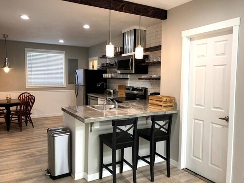 Relaxing Beach House | Pet Friendly | Close Beach Access | Room for 6!