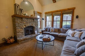 Living area - Snowcreek Lodges-Panoramic Views! Hot Tub Access! Close to Shuttle! (Mammoth Lakes)