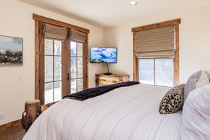 Room - Snowcreek Lodges-Panoramic Views! Hot Tub Access! Close to Shuttle! (Mammoth Lakes)