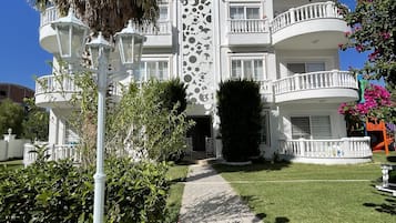 Deluxe-huoneisto, 1 makuuhuone | Työpöytä, silitysrauta/-lauta, ilmainen Wi-Fi, vuodevaatteet