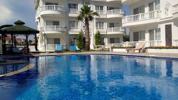 Outdoor pool, pool umbrellas, sun loungers