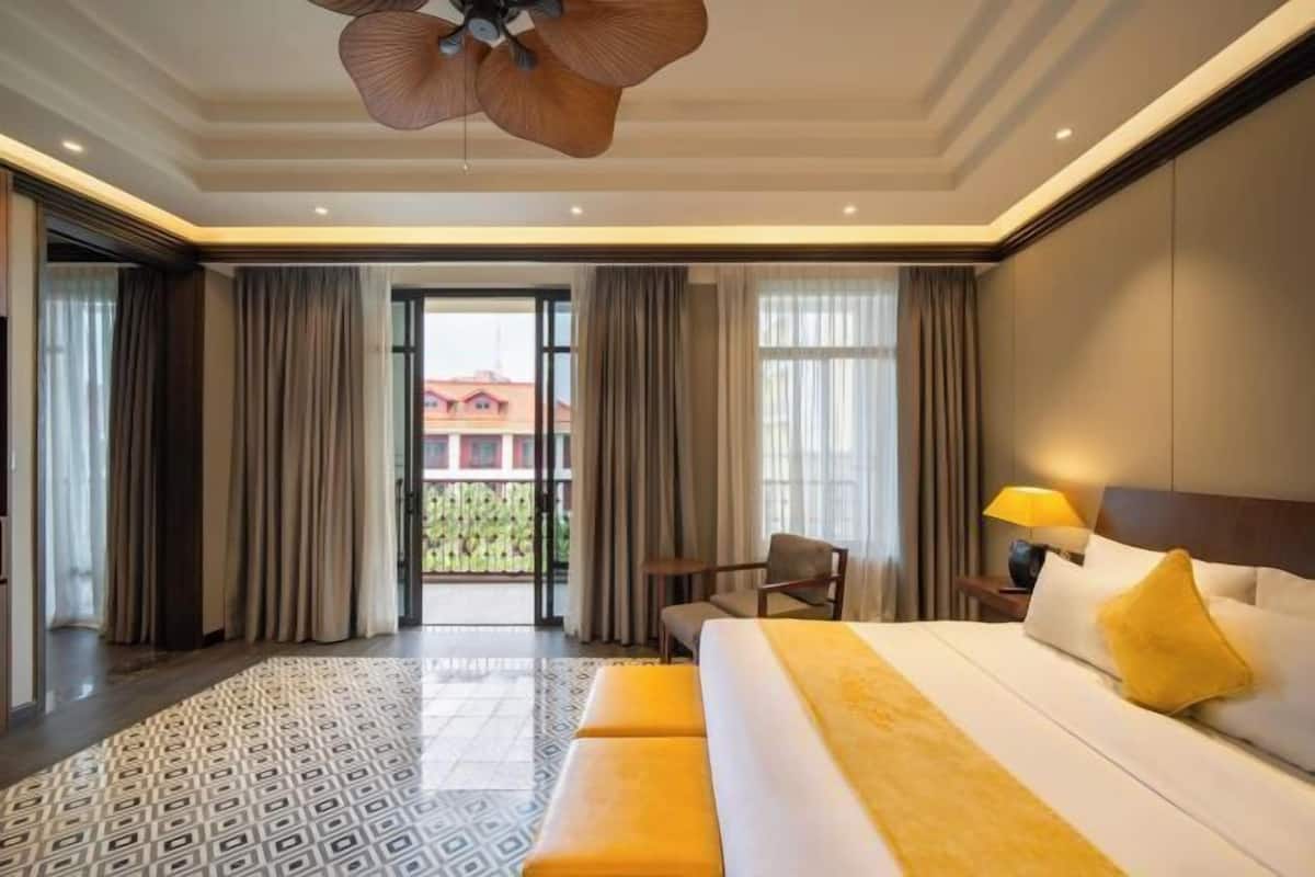 Premium bedding, minibar, in-room safe, desk