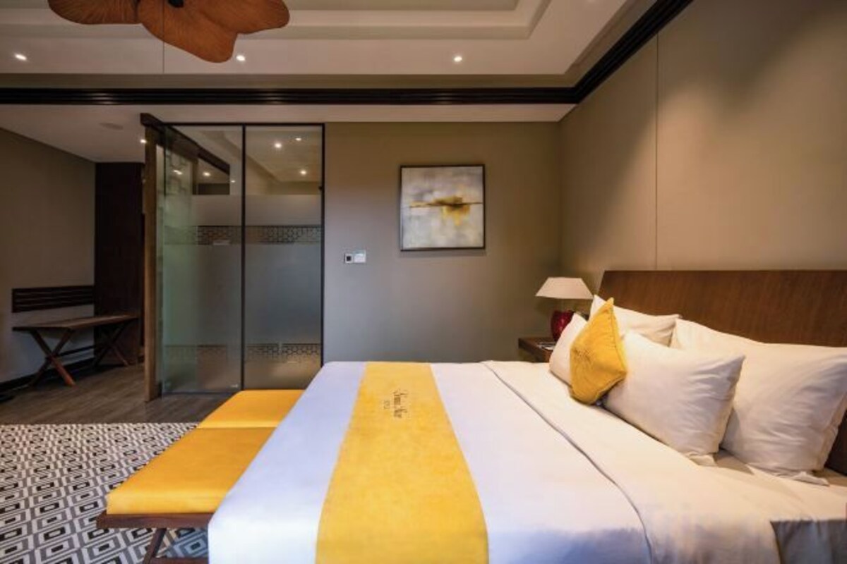 Roupas de cama premium, frigobar, cofres nos quartos, escrivaninha