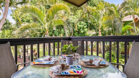 Outdoor dining. 200ft from the Beach & Restaurants - King & Twin Beds Pool WIFI