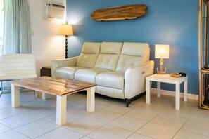 Smart-TV, DVD-Player, Bücher, Musikbibliothek