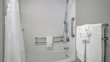Combined shower/bathtub, free toiletries, hair dryer, towels