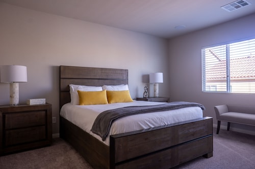 美しい4 bd / 2。 5風呂の家。ストリップ、Allegiantスタジアム、空港から5分。