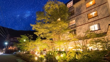 Façade de l’hébergement - soirée/nuit