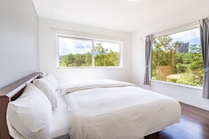 3 bedrooms, down duvets, individually furnished, laptop workspace