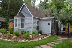 Exterior - Charming, Peaceful and Newly Renovated 2 Bedroom Cottage!  (Colorado Springs)