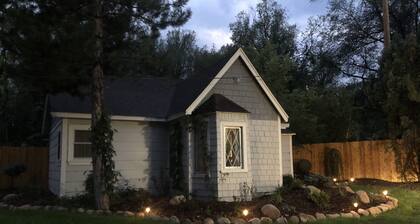 Charming, Peaceful and Newly Renovated 2 Bedroom Cottage!