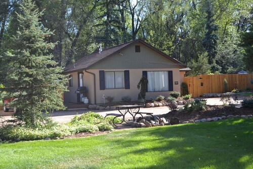 Modern, Fresh and Beautiful 2 Bedroom Cottage!