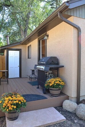 Terrace/patio - Modern, Fresh and Beautiful 2 Bedroom Cottage! (Colorado Springs)