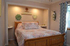 2 bedrooms, iron/ironing board, free WiFi, bed sheets - Modern, Fresh and Beautiful 2 Bedroom Cottage! (Colorado Springs)