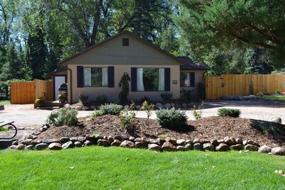 Modern, Fresh and Beautiful 2 Bedroom Cottage!