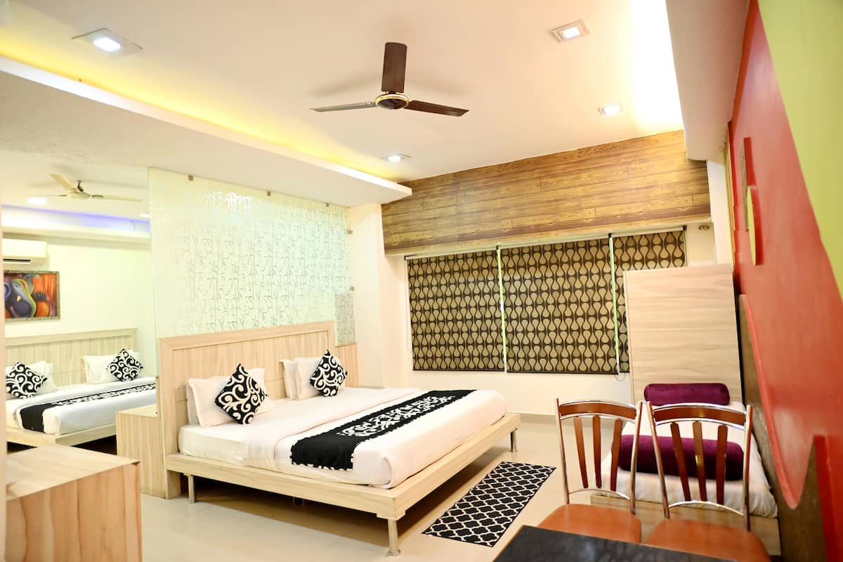 Family Room | Busa memori, meja, ruang kerja komputer riba, seterika/papan seterika