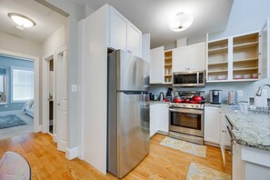 Refrigerador, microondas, horno y parrilla de estufa 