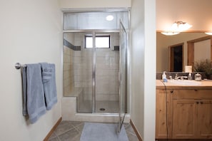 Hair dryer, towels, soap, toilet paper - Walk to downtown Winter Park with views of Parry Peak (Winter Park)