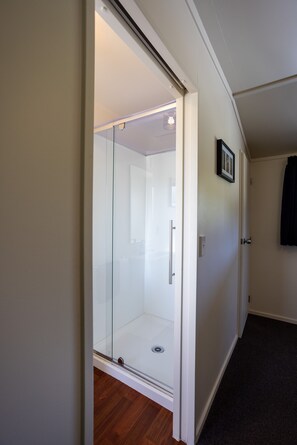 Shower, free toiletries, hair dryer, towels - Te Awa Cottages (Franz Josef Glacier)