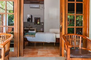 Quarto básico (Budget Room) | Cofres nos quartos, escrivaninha, Wi-Fi de cortesia, roupa de cama