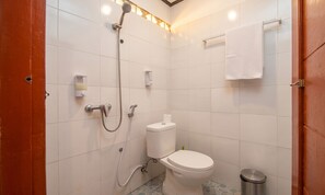 Superior Room | Bathroom | Shower, free toiletries, hair dryer, towels - Pondok Taksu Bali (Kuta)