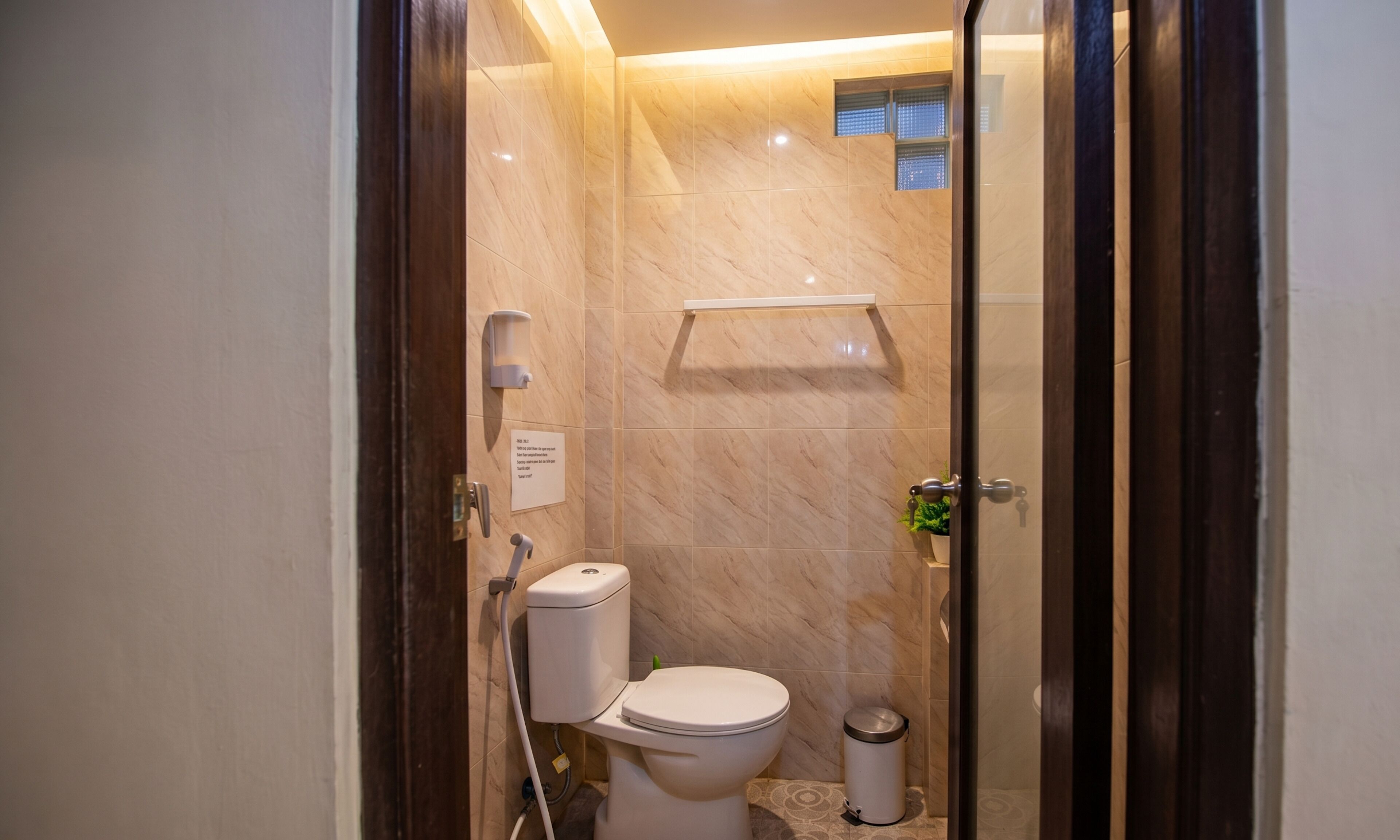 基础客房 (Budget Room) | 浴室 | 淋浴设施、免费洗浴用品、吹风机、毛巾