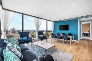 Apartment, 3 Schlafzimmer, Stadtblick | Wohnbereich | 50-Zoll-Flachbildfernseher mit Digitalempfang, Fernseher