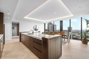 Refrigerador con freezer, microondas, horno, placa de cocina