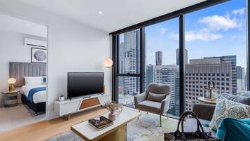 Apartemen Standar, 2 kamar tidur | Area keluarga | Televisi layar datar 50-inci dengan saluran TV digital dan TV