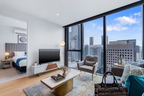 标准公寓, 2 间卧室 | 起居区 | 50-英寸纯平电视 （配备数码频道）、电视