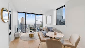 2 Bedroom 2 Bathroom City View Apartment | Living area