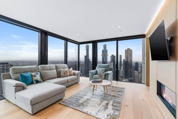 公寓, 3 间卧室, 城市景观 | 起居区 | 50-英寸纯平电视 （配备数码频道）、电视